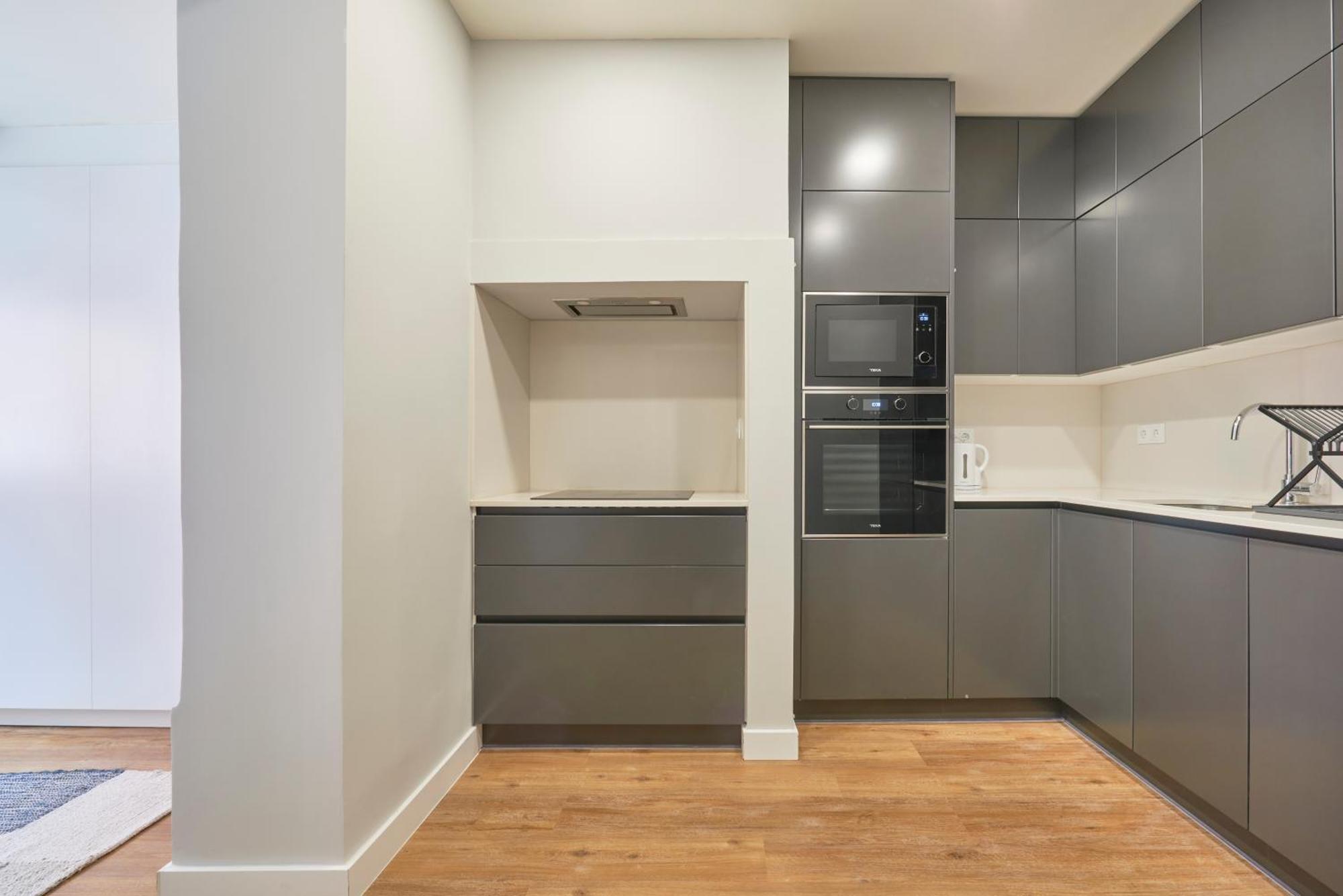 Modern 2 Bed In Campolide Near Amoreiras * Lisbon